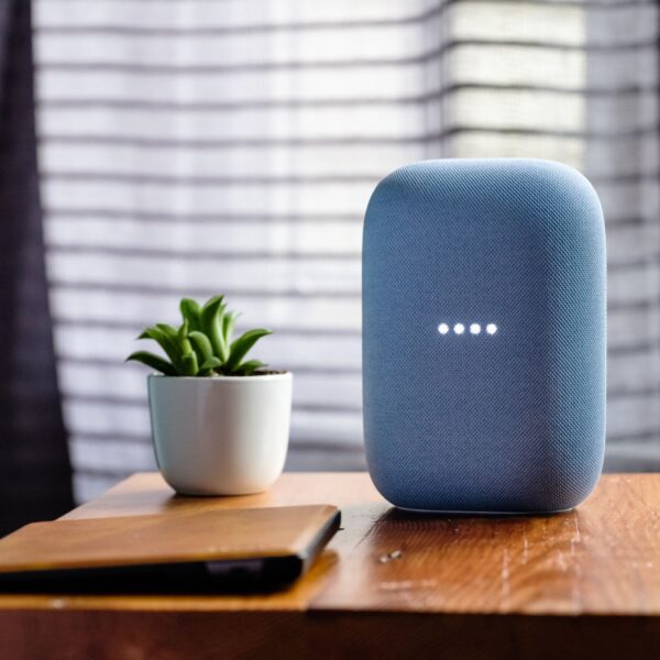 Découvrez tout ce que vous devez savoir sur l'assistant vocal : Alexa ou Google Home, leur fonctionnement et les avantages qu'ils offrent.
